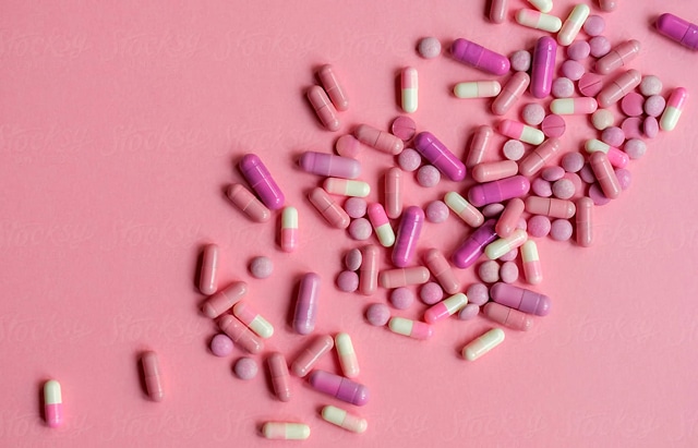 white and pink capsules