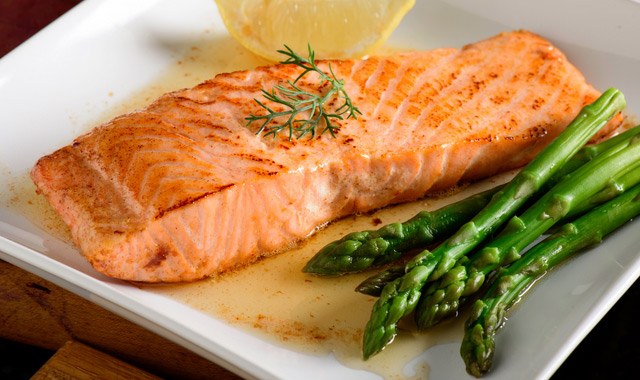 grilled salmon with lemon