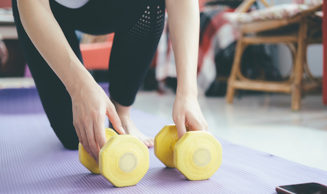 hands holding dumbell